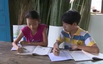 Nhọc nhằn đường đến trường của hai anh em nhặt ve chai