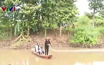 Cầu sập, hàng trăm người dân phải... đu dây vượt sông