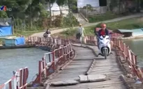 Thanh Hóa: Hàng trăm người dân “đánh đu” trên cầu phao ọp ẹp