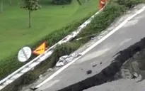 TP.HCM: Sườn dốc cầu vượt Thủ Đức sạt lở sau mưa lớn