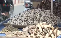 TP.HCM: Chợ hải sản lấn chiếm không gian cầu Tham Lương
