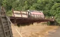 Điện Biên: Lũ cuốn trôi cầu treo, 700 hộ dân bị cô lập