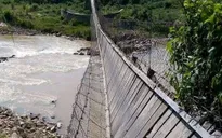 Kon Tum: Cầu treo đứt cáp, người và bò văng xuống sông