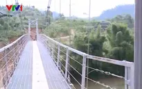 Trẻ em Bắc Kạn vui đến trường qua cây cầu treo mới