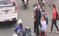 TP.HCM: Cầu vượt đi bộ “ế” khách, người dân thản nhiên băng qua đường