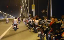 Bất chấp nguy hiểm, người dân đua nhau hóng gió trên cầu Nhật Tân