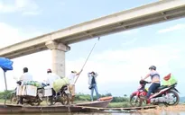 Cầu trăm tỷ đồng xây 6 năm... chưa xong, dân vất vả đi đò