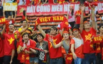 "Cơn mưa tình yêu" dành cho O. Việt Nam từ khán đài sân Shah Alam