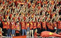 Bất chấp mưa to, khán giả cổ vũ nhiệt tình cho U21 Việt Nam và HAGL