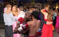 Dân mạng chế ảnh về chiến thuật “ôm người” của Mayweather