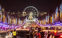 Sau vụ khủng bố ở Paris, đại lộ Champs Elysees lung linh ánh đèn