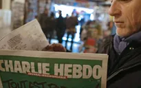"Cháy" tạp chí Charlie Hebdo ấn bản mới và những phản ứng trái chiều