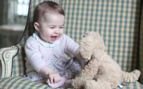 Vợ chồng hoàng tử William khoe ảnh con gái rượu