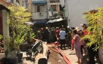 Căn nhà 2 tầng cháy rụi, người dân hoảng loạn tháo chạy