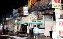 Cháy lớn thiêu rụi 3 căn nhà ở TP.HCM