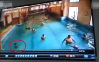 Trung Quốc: Bé trai suýt chết đuối trong hồ bơi đông người