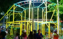 Tàu lượn rơi khỏi đường ray, 2 trẻ phải nhập viện