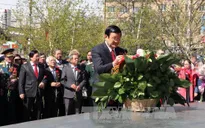 Chủ tịch nước đặt hoa tại Tượng đài Chủ tịch Hồ Chí Minh