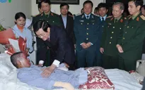 Chủ tịch nước thăm quân nhân bị nạn trong vụ máy bay rơi tại Hòa Lạc