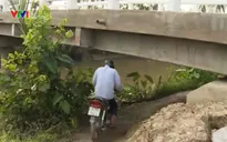Vĩnh Long: Đường cụt, người dân phải chui... gầm cầu