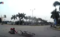 Xe máy vượt ẩu qua vòng xuyến rộng gây tai nạn