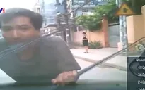 Học lái xe trên đường, giáo viên và học viên còn đe dọa người quay clip
