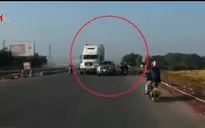 Xe bán tải 'cầu may' luồn lách vượt container