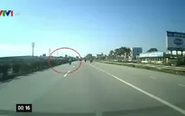 Xe máy nghênh ngang đi ngược chiều, lấn làn ô tô