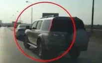 2 ô tô "vô tư" chèn ép nhau giữa Quốc lộ 5