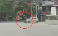 Cố vượt đèn đỏ, nam thanh niên bị taxi hất bay