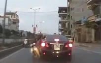 Đi ngược chiều, xe máy tông sát sườn ô tô