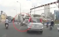 Đột ngột “cướp” đường, ô tô con quệt ngã lái xe máy
