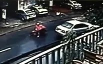 Phanh gấp giữa đường trơn, xe máy quay tít 180 độ