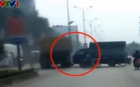 Không chịu nhường đường, 2 xe tải đâm nhau