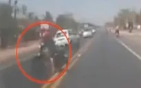 Xe máy đột ngột sang đường, 2 ô tô suýt đâm trực diện