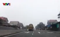 Vừa lái xe vừa ngủ gật, tài xế ô tô suýt gây tai nạn