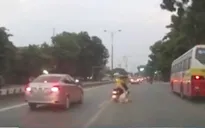 Sang đường đột ngột, xe máy bị ô tô húc đuôi loạng choạng
