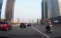 Tránh ùn tắc, xe máy “đua nhau” tràn lên đường trên cao