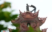 Nam thanh niên cố thủ trên bảo tháp 11 tầng gần 3 tiếng đồng hồ