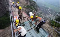 Cống hiến thầm lặng của những người bắc nhịp cầu treo