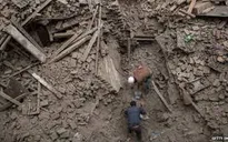 Công tác cứu hộ tại Nepal gặp nhiều khó khăn do lở đất