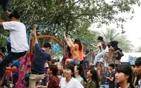 Cảnh tượng hỗn loạn vượt rào tắm miễn phí ở công viên nước giữa Thủ đô