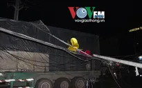 Xe container kéo gãy cột điện, giao thông bị phong tỏa
