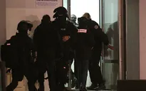 Xả súng tại Charlie Hebdo: Có 2 thủ phạm chạy trốn bằng ô tô