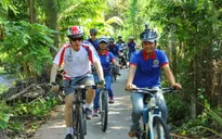 Đại sứ Hoa Kỳ đạp xe tham quan tại Cần Thơ