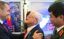 Đại sứ Võ Văn Sung nhận Huân chương Quốc công Pháp