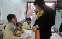 Bộ Y tế thăm và tặng quà bệnh nhi ung thư