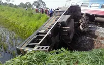 Tàu hỏa va chạm xe tải, hai toa tàu bị lật, một người tử vong