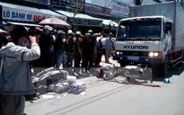 Cà Mau: Xe tải đâm liên hoàn 4 xe máy, 4 người thương vong