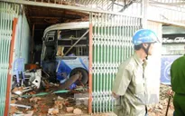 Bình Phước: Xe khách giường nằm mất lái đâm sập 3 nhà dân